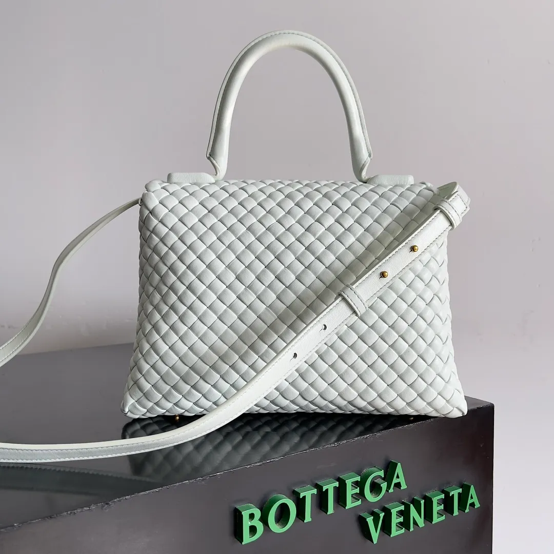 Batch 2320 BV patti bag is full of three-dimensional quilted leather strips. Low-key luxury is often hidden in details and craftsmanship. This bag opens and closes casually, and is simple and elegant overall. It is equipped with a detachable shoulder strap, which can be carried cross-body or carried by hand to match different outfits. The interior is designed with double layers and a small zippered compartment to ensure the safety of private items. No matter the capacity, shape or privacy, it is full of security when you go out. Style number: 776783 Size: 19*26*11cm